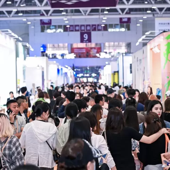 抢先体验！2024深圳时装周十周年盛典：观众预登记开启，时尚盛宴等你来！