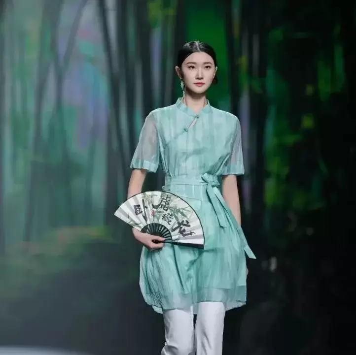 抢先体验！2024深圳时装周十周年盛典：观众预登记开启，时尚盛宴等你来！