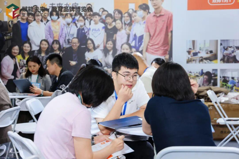 火热进行中！2025 CCE成都素博会：首日现场直击，素质教育盛宴来袭！